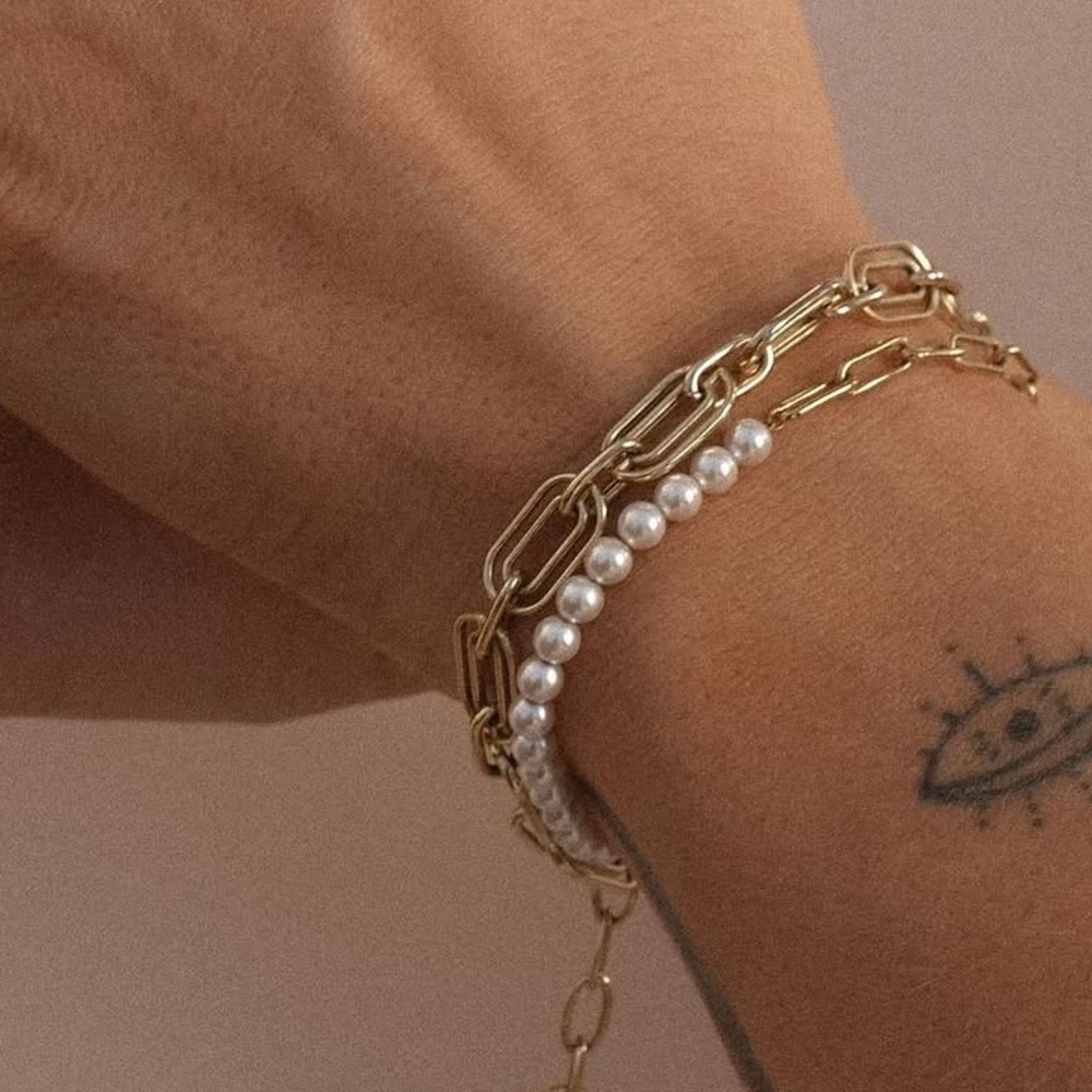 ADORNMONDE pear chain bracelet.